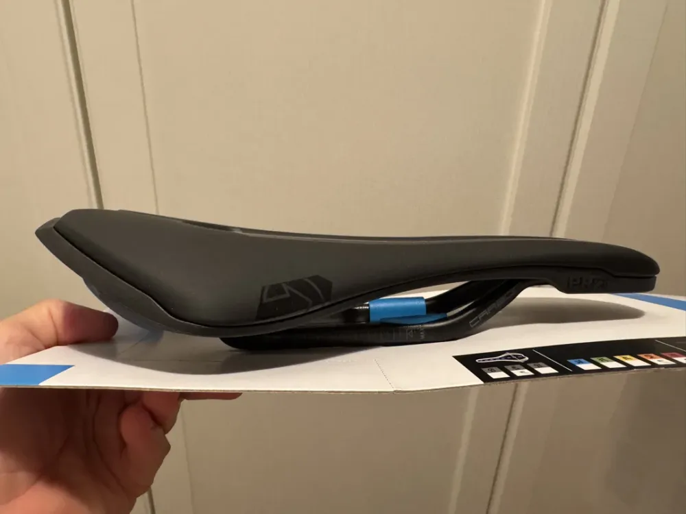 Sella PRO Stealth Team Carbon nero larghezza 142mm